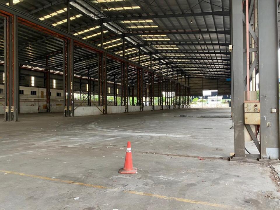 Warehouse for sale, in Shah Alam, Selangor. Commercial space for sale in Shah Alam Seksyen 32 Jalan Bukit Kemuning.