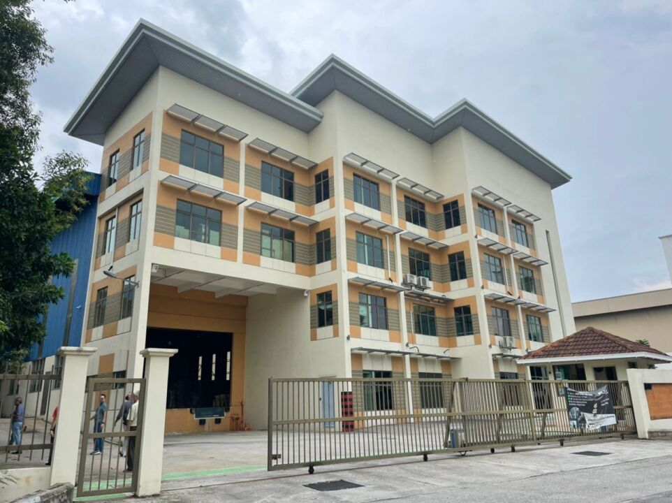 Industrial space for lease at Shah Alam Seksyen U8, Selangor, Malaysia.  Land area of 43,560sqft while the built-up is 30,513sqft.