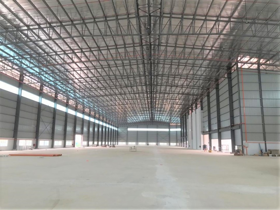 This is a warehouse for rent Selangor. This warehouse is a 4-story office cum warehouse facility that seats on a land area of 13.15 acres, with a build-up of 311,736 sqft. 