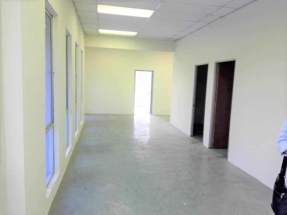 This is a commercial real estate for rent at Shah Alam Seksyen 23. The land area of the commercial property for lease is 18,500sqft and a built-up of 7,500sqft. Eave height is 25ft while power supply is 400Amp.