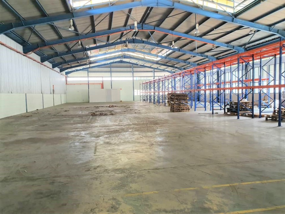 Freehold semi-detached factory for rent with 11,800 sq ft built-up, 20,000 sq ft land area, 30ft eave height, 2 ton/m2 floor loading and 600amp power. Industrial properties for rent at Shah Alam Seksyen 26 Jalan Huhu Tinggi 26/6.  