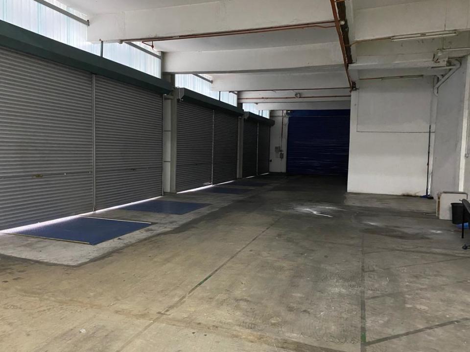 This is a freehold detached warehouse for rent in Shah Alam. This warehouse for rent in Selangor has a land area of 87,120  sq ft and a built-up area of 25,000 sqft