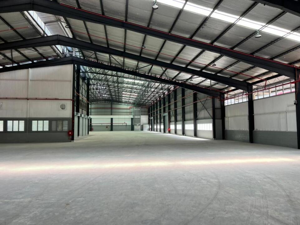 Factory for rent in Shah Alam Seksyen 15, Selangor. The land area of 3.34acre (145,490sqft) and a built-up of 90,174sqft. Mainly factory/warehouse area is 40,926sqft. 