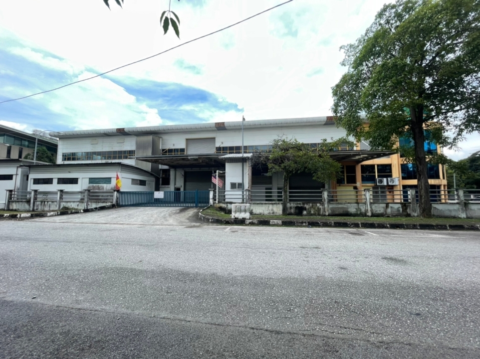Factory for rent at Subang Jaya, Selangor, Malaysia. The subject industrial space for lease has a land area of 120,000sqft and a built-up area of 60,000sqft.